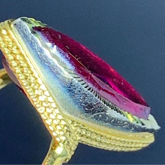 Beautiful Midcentury 18K Gold Ring with Ruby Colored Gemstone - Picture 4 of 17